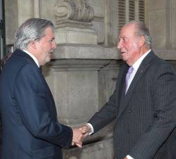 Su Majestad el Rey Don Juan Carlos recibe el saludo del ministro de Educación, Cultura y Deporte, Íñigo Méndez de Vigo